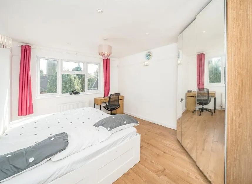 Woodlawn Crescent, Whitton, TW2, photo 7