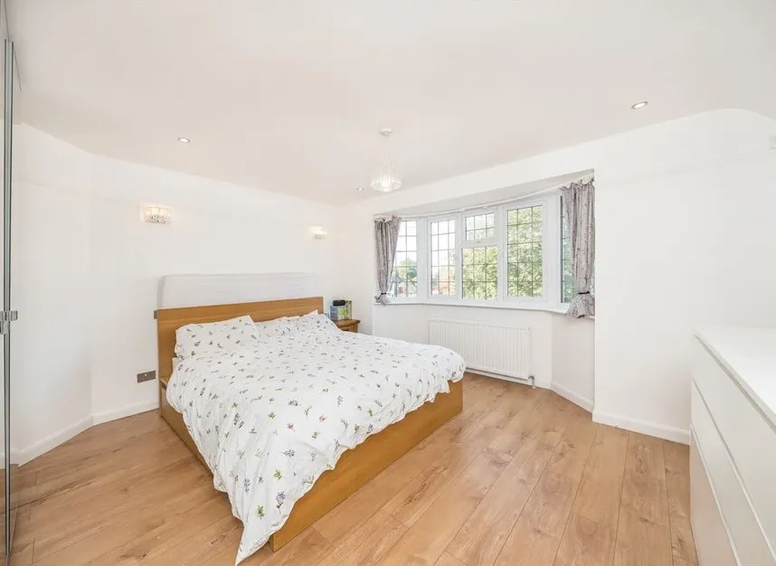 Woodlawn Crescent, Whitton, TW2, photo 3
