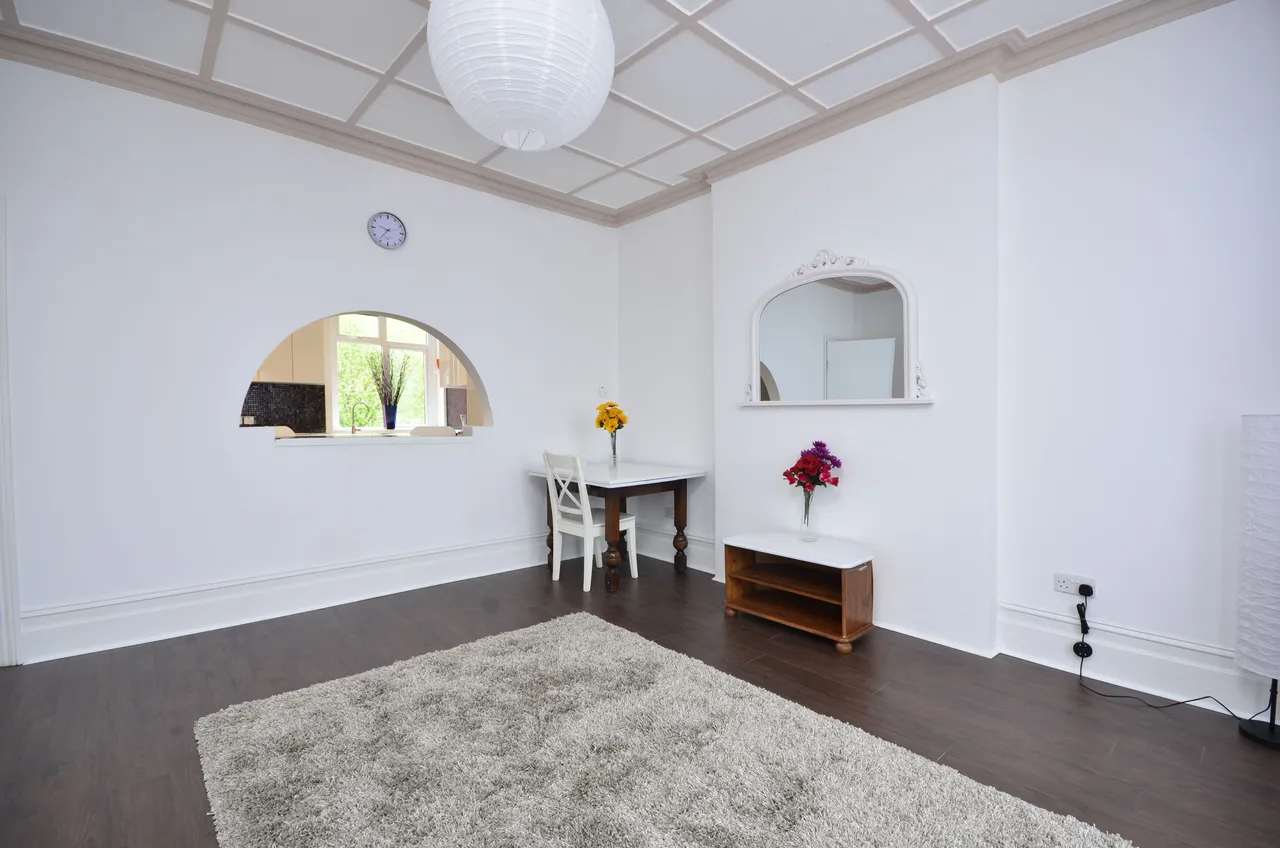 3 bed flat to rent — Upper Maisonette, 17 Dollis Park, London
