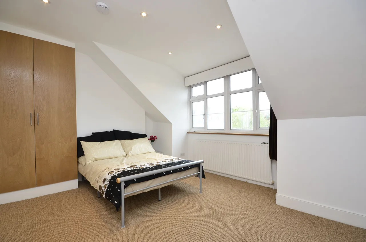 Upper Maisonette, 17 Dollis Park, London, photo 2