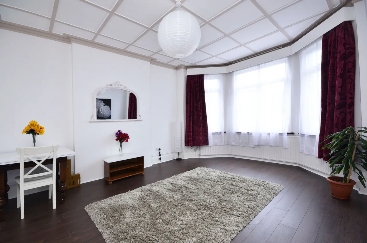 Upper Maisonette, 17 Dollis Park, London, photo 4