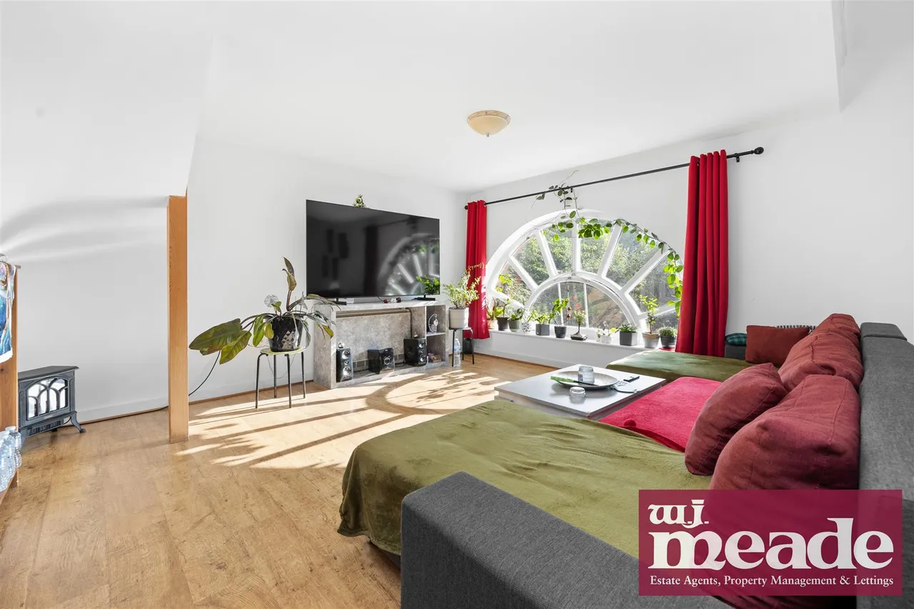 Woolwich Manor Way, photo 2