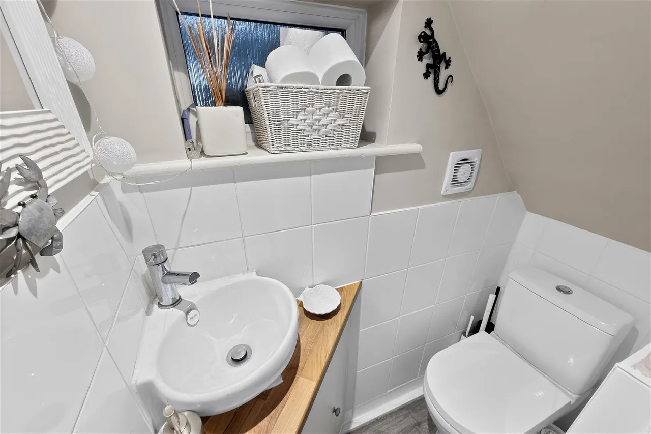 Vale Road, Timperley, Cheshire WA15 7TG, photo 24