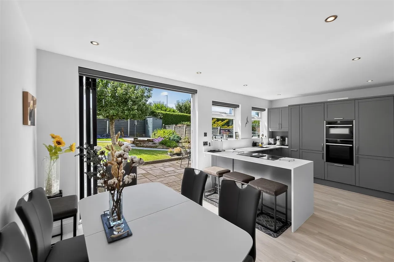 Vale Road, Timperley, Cheshire WA15 7TG, photo 2