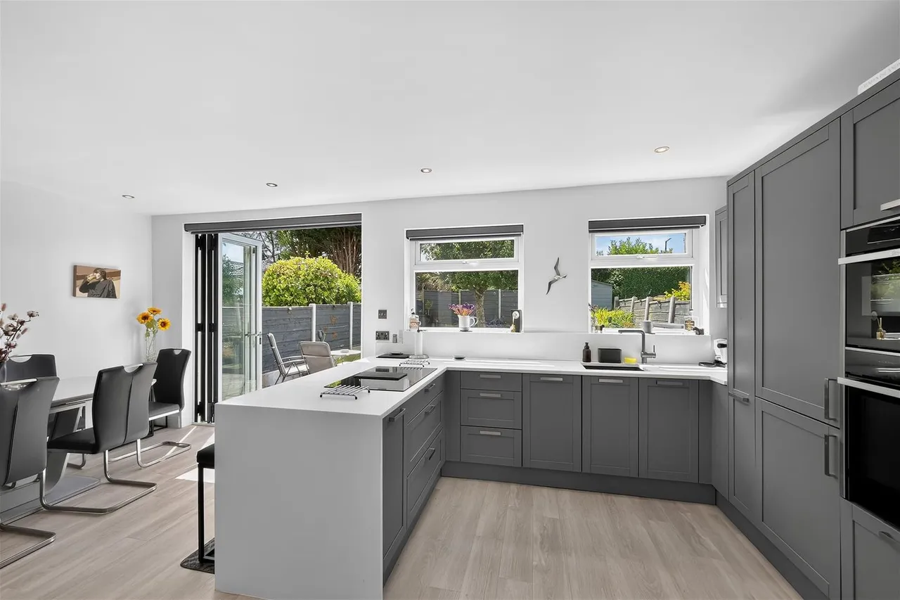 Vale Road, Timperley, Cheshire WA15 7TG, photo 8
