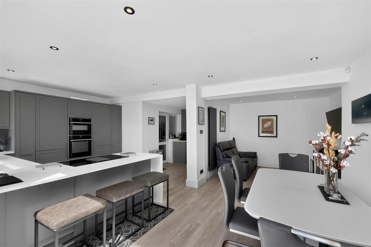 Vale Road, Timperley, Cheshire WA15 7TG, photo 4