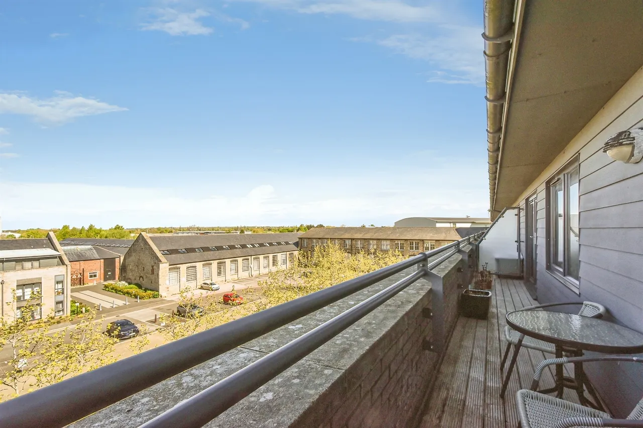Fire Fly Avenue, Swindon, SN2, photo 5