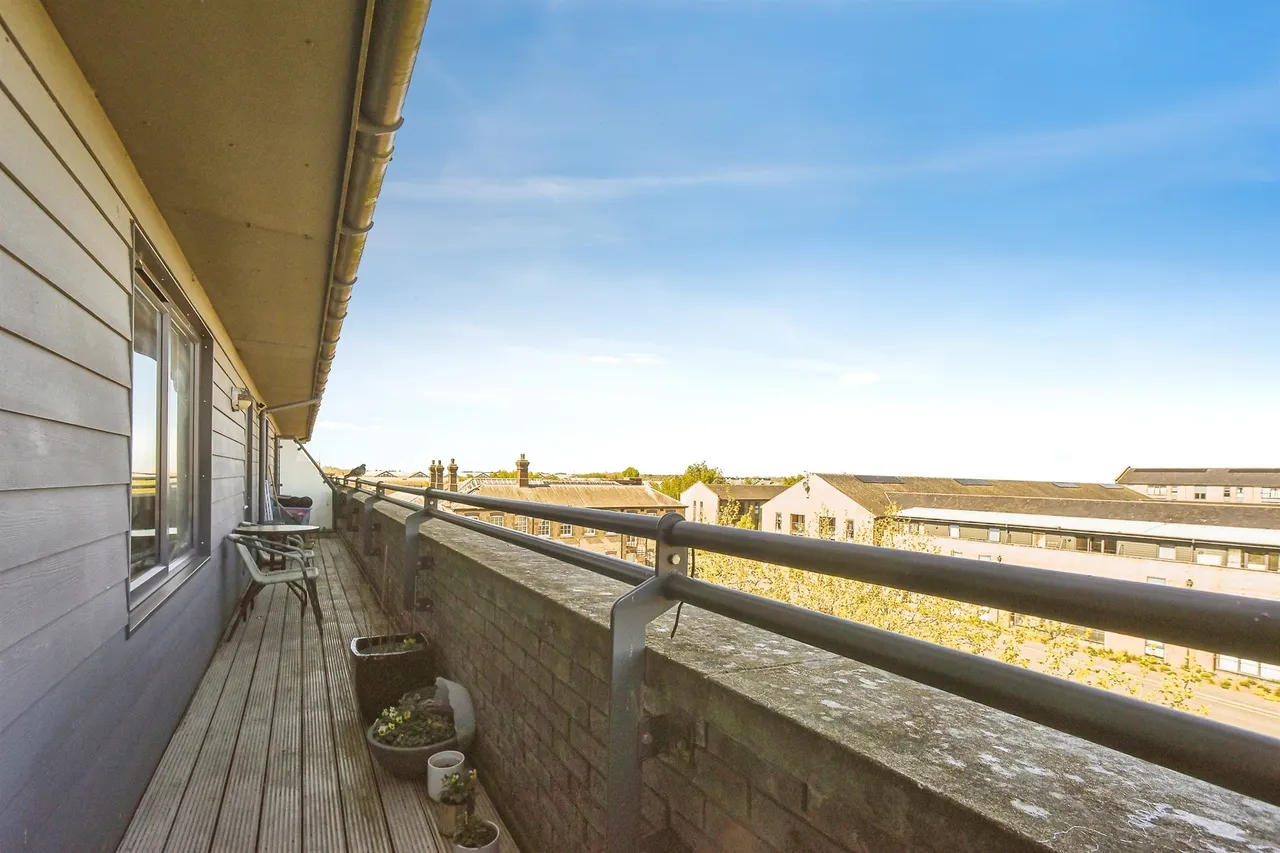 Fire Fly Avenue, Swindon, SN2, photo 4