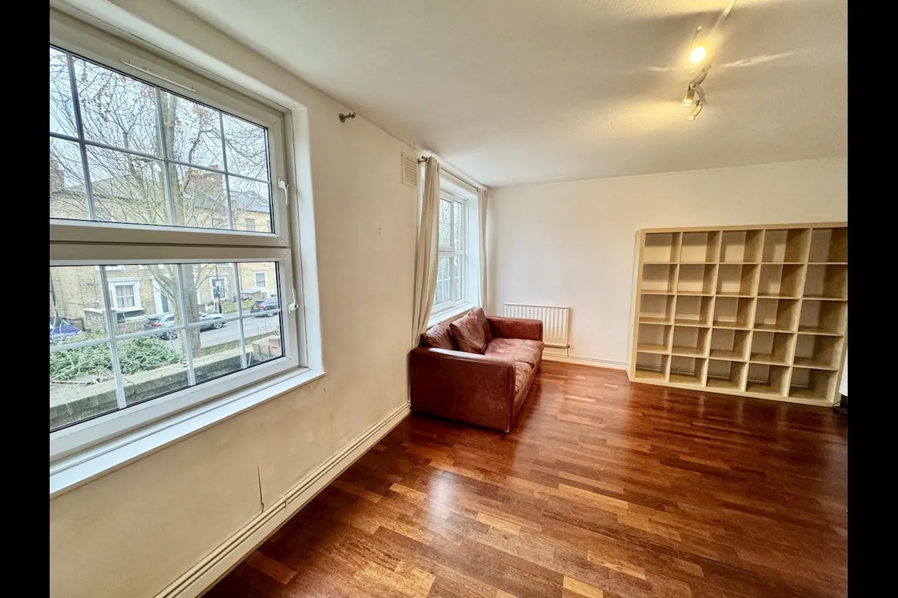 2 bed flat to rent, Lordship House