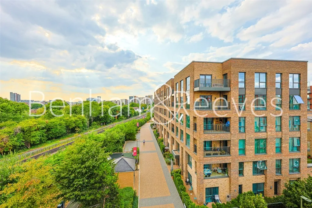 May House, Beaufort Park, NW9, photo 10