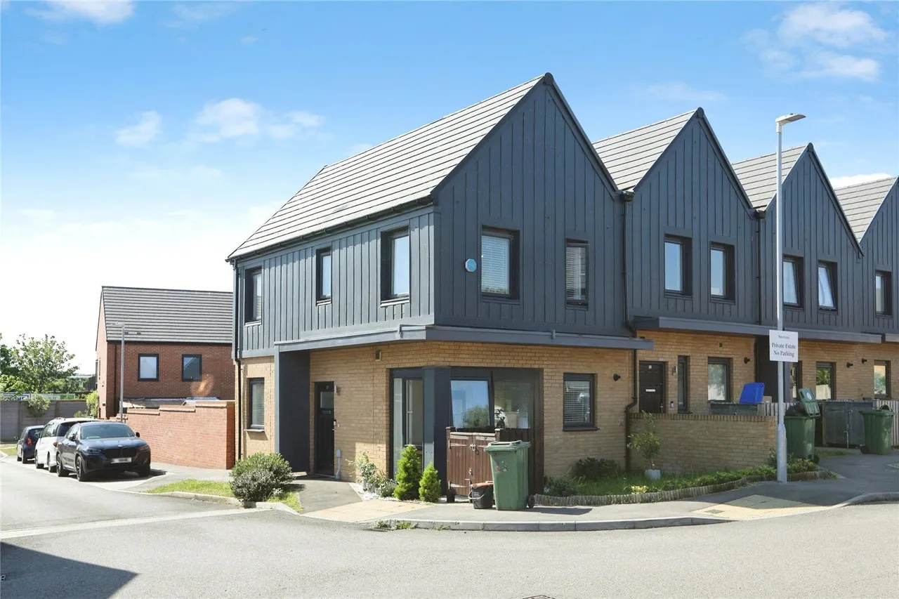 2 bed house for sale — Jupiter Road, Milton Regis, Sittingbourne, Kent, ME10