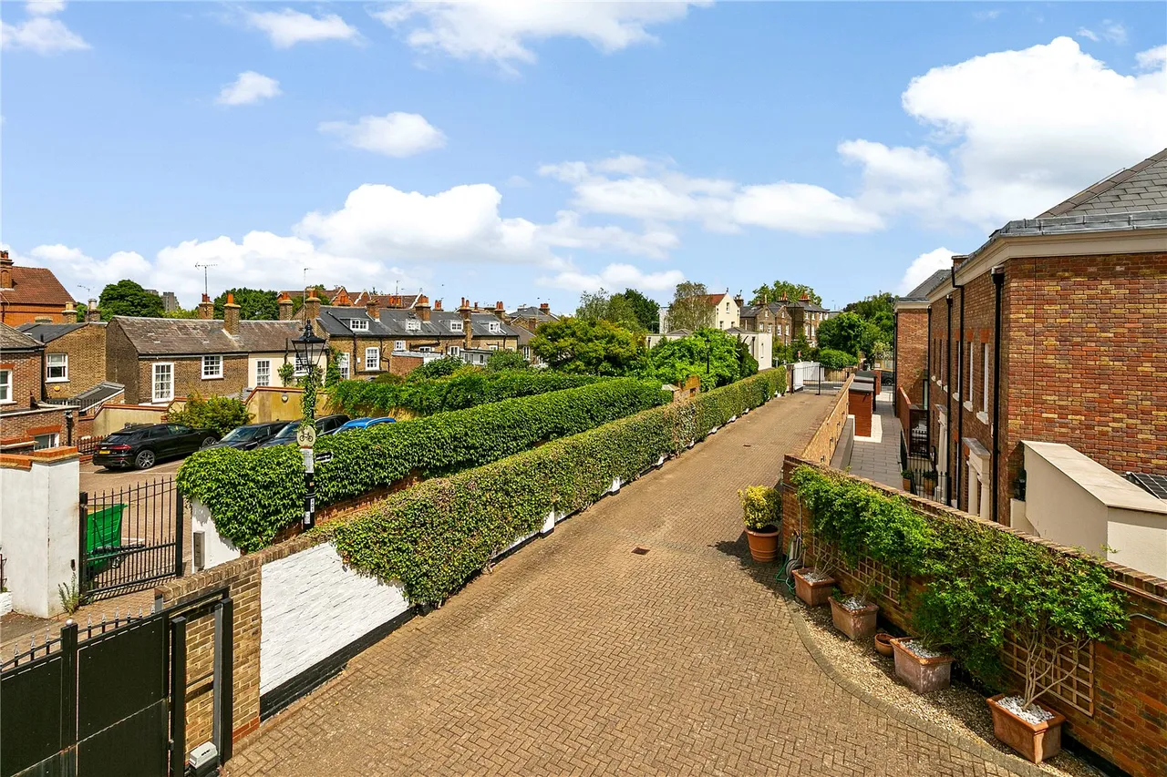 Abercorn Mews, Richmond, TW10, photo 2
