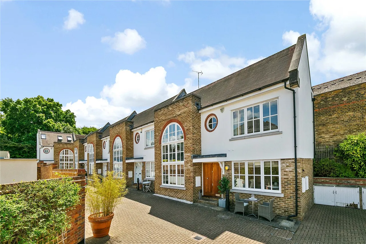 2 bed house for sale, Abercorn Mews, Richmond, TW10