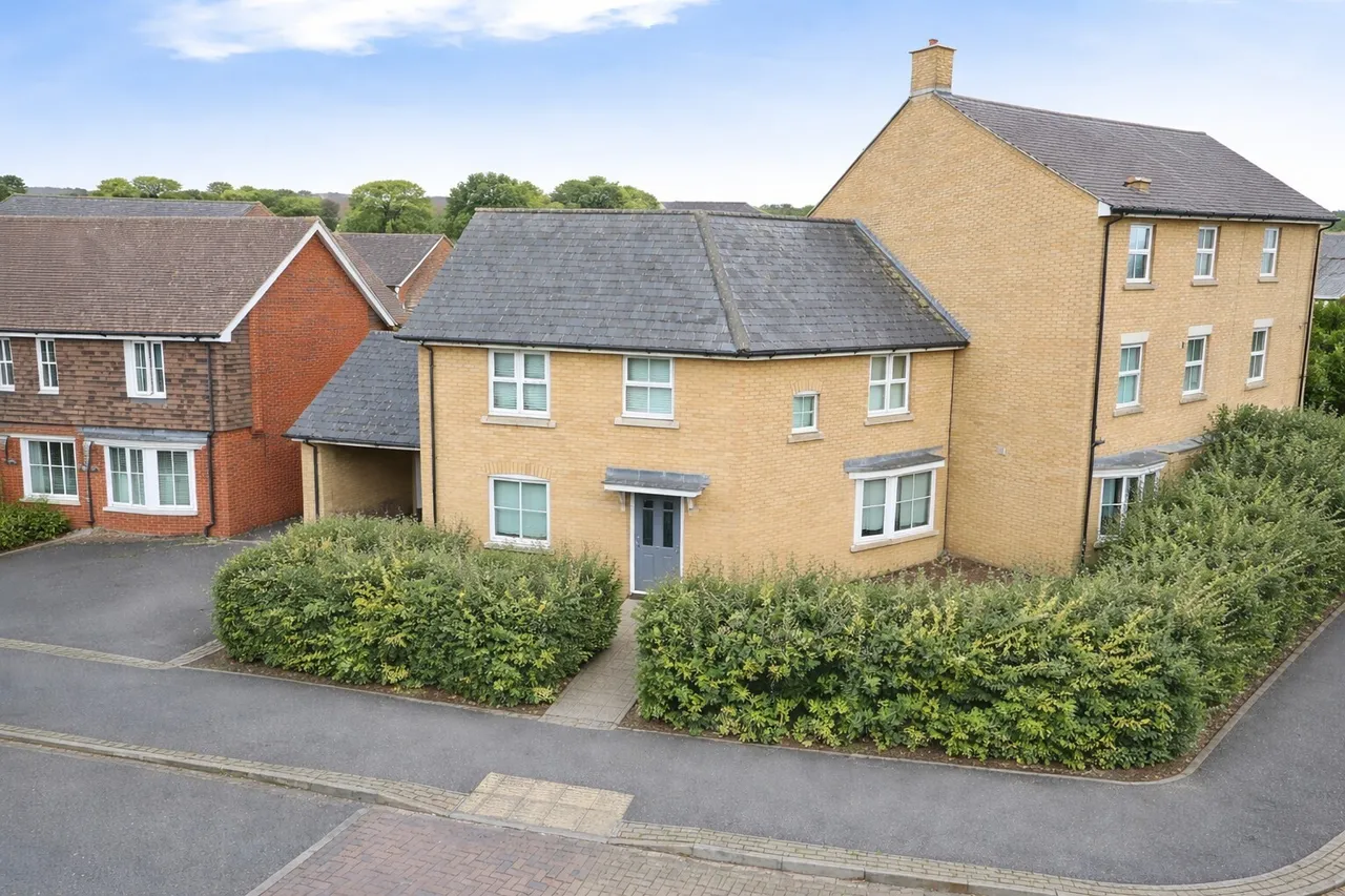 3 bed house for sale — Crocus Drive, SITTINGBOURNE