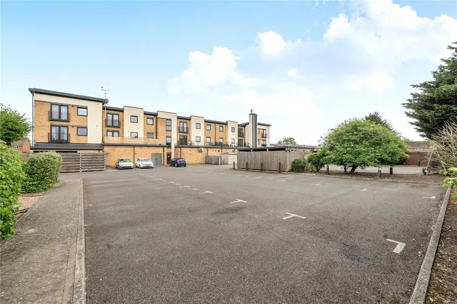 2 bed flat for sale, Buckingham Road, Bicester, OX26