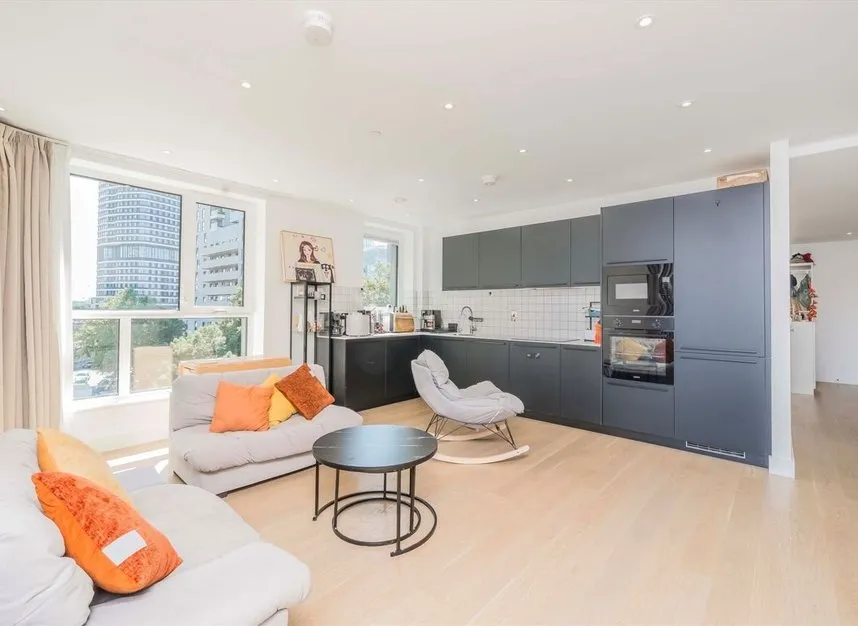 2 bed flat for sale — Poplar High Street, Blackwall, E14