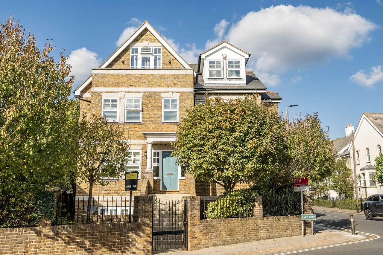 2 bed property for sale — Park Road, BR1