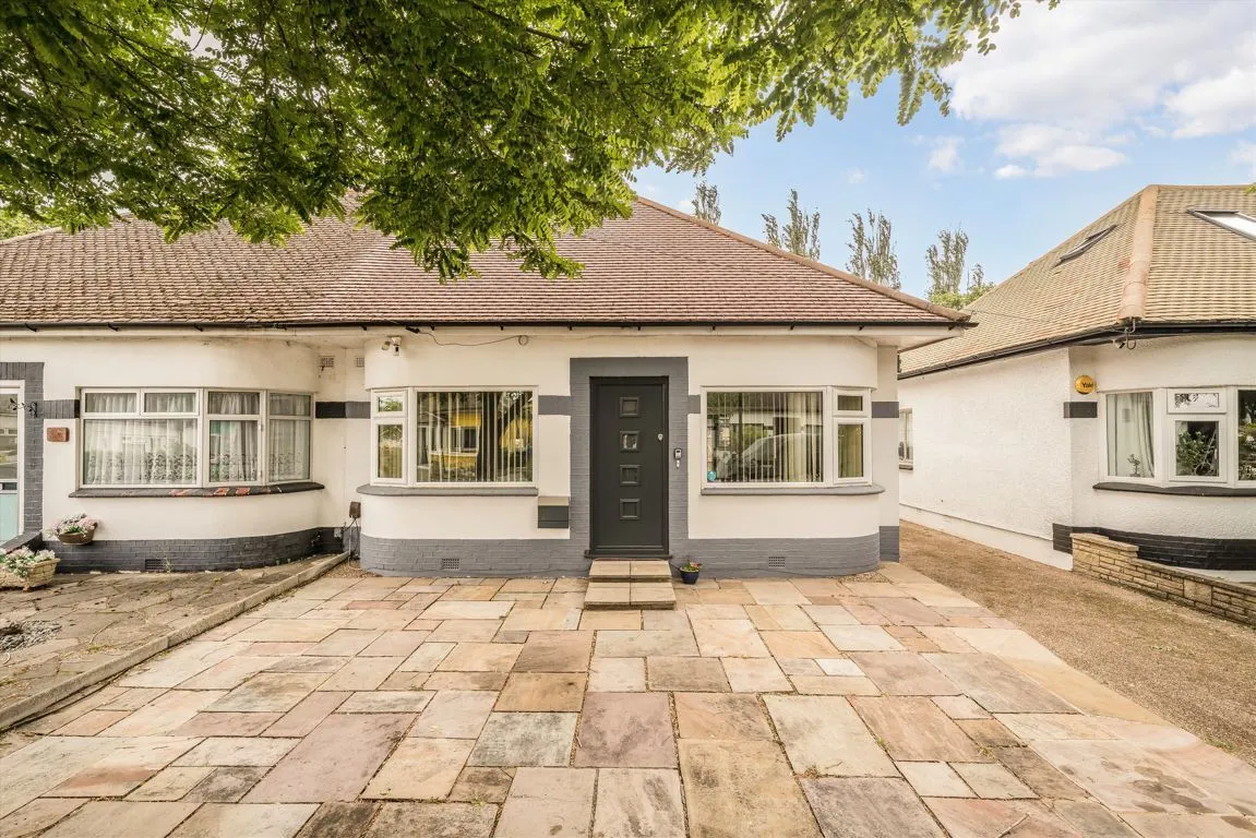 2 bed house for sale, Rosecroft Gardens, TW2