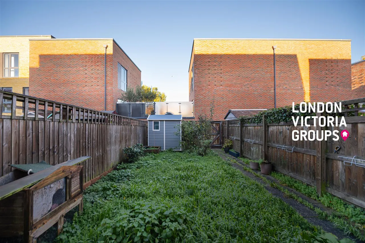 Pipit Drive, London, photo 25