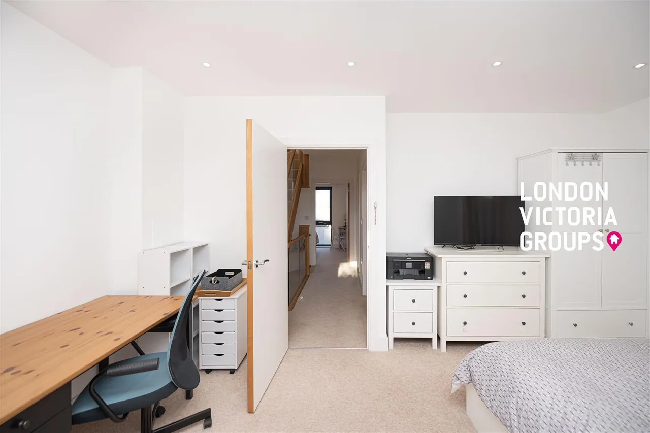 Pipit Drive, London, photo 20