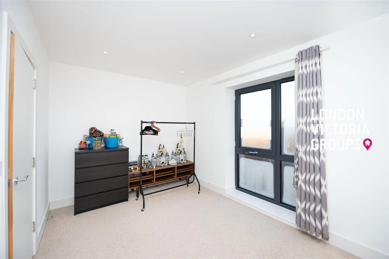 Pipit Drive, London, photo 11