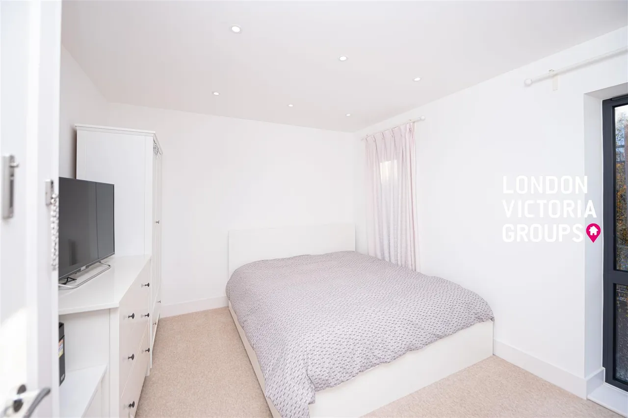 Pipit Drive, London, photo 18