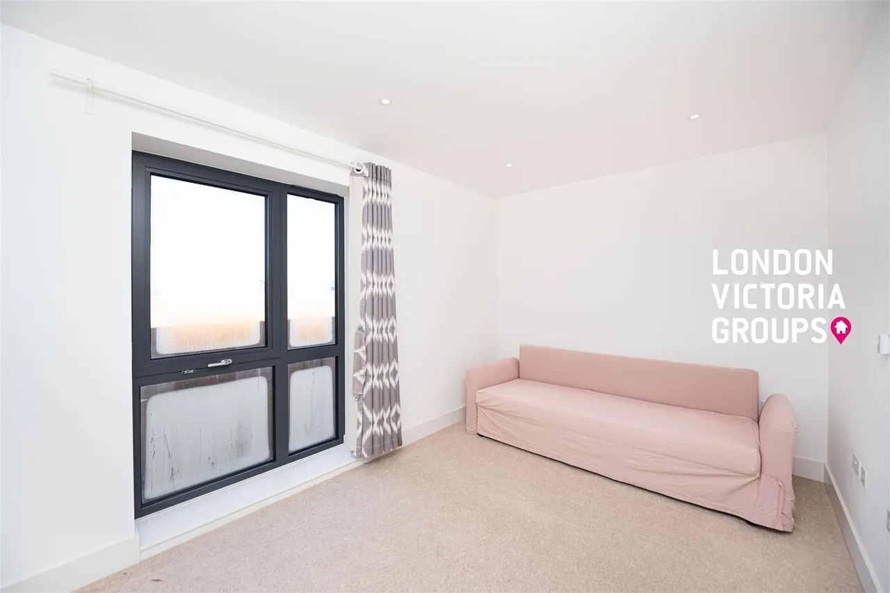 Pipit Drive, London, photo 13