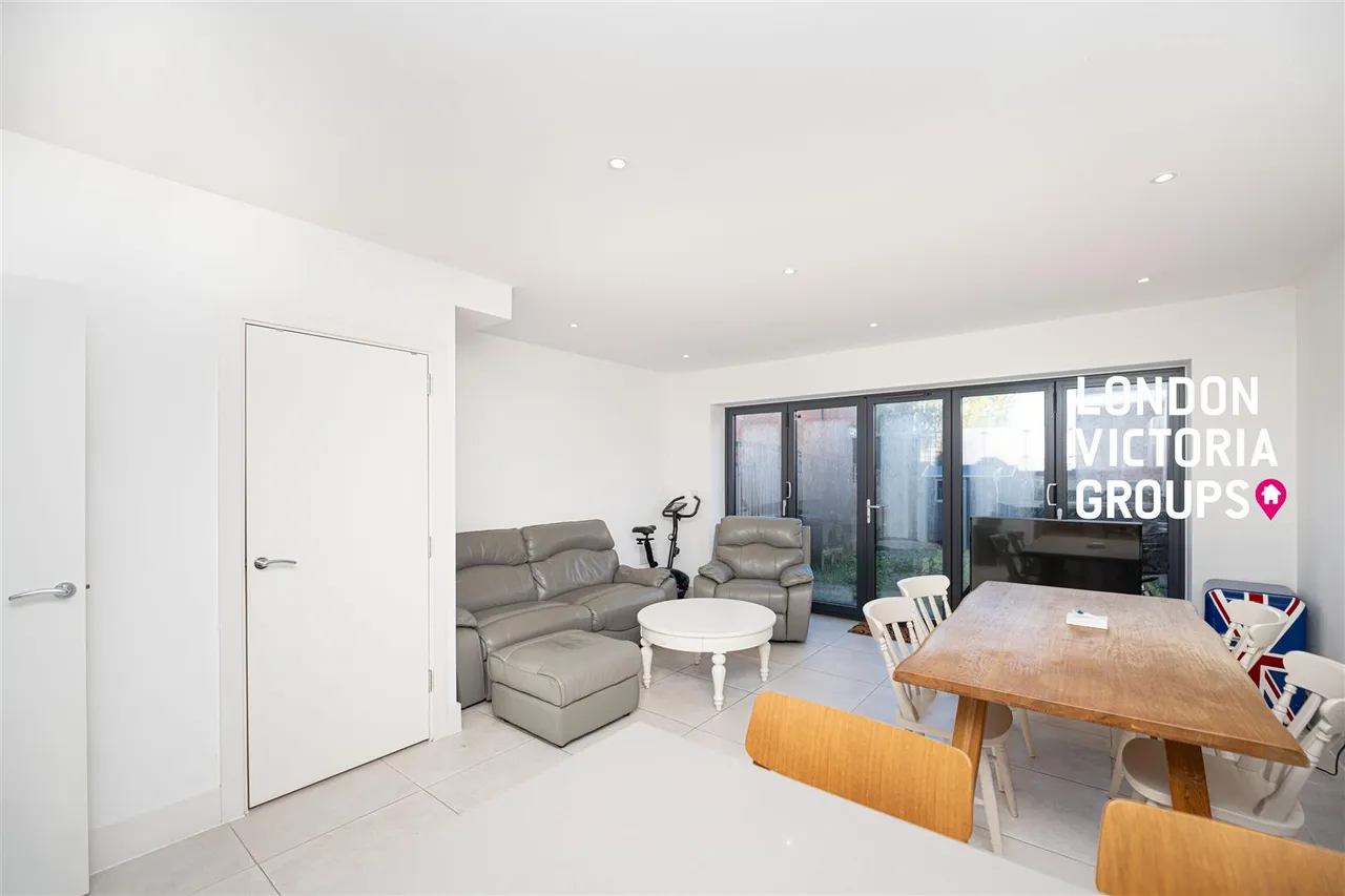 Pipit Drive, London, photo 2