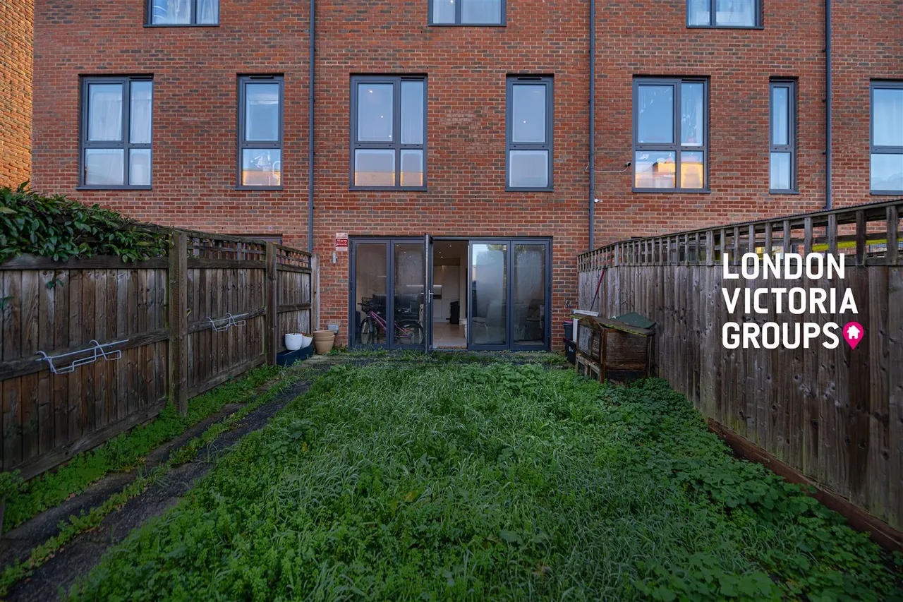 Pipit Drive, London, photo 26