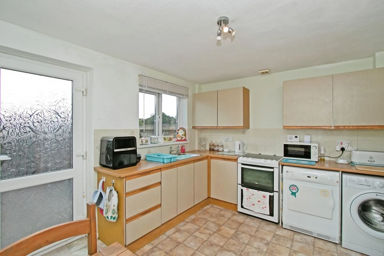 Glendale Crescent, Mount Hawke, TR4, photo 6