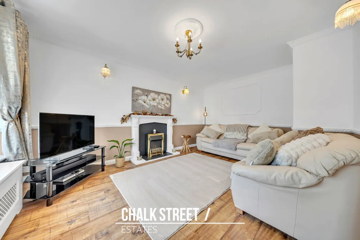 3 bed house for sale — Tangmere Crescent, Hornchurch, RM12 5PX