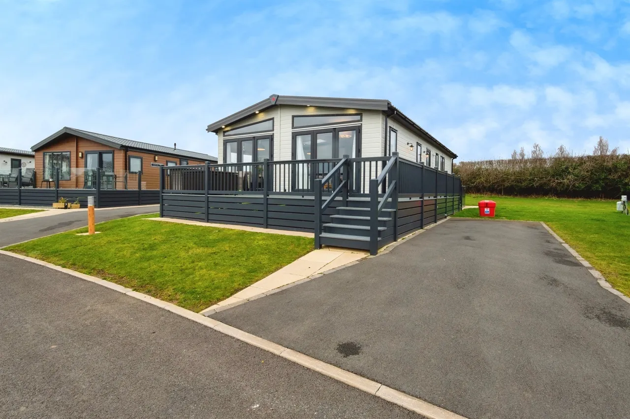 3 bed park home for sale, Malvern View Country Park, Stanford Bishop, WR6
