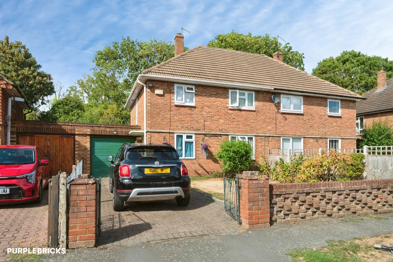 3 bed house for sale, Pound Crescent, Leatherhead, KT22