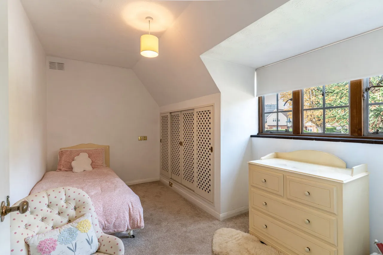Parkway, Gidea Park, RM2, photo 25