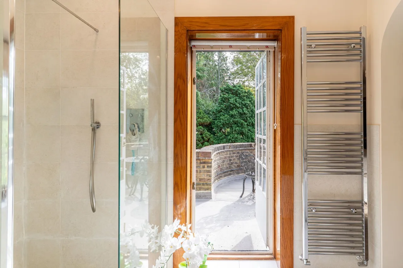 Parkway, Gidea Park, RM2, photo 20
