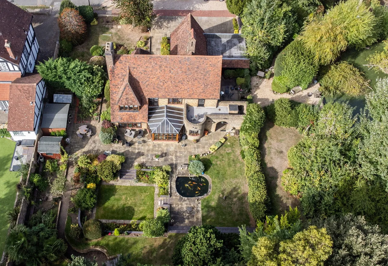 Parkway, Gidea Park, RM2, photo 43