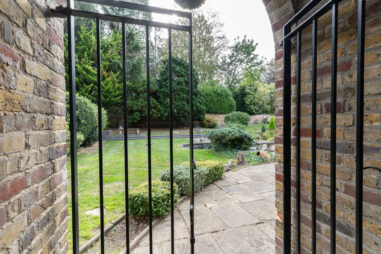 Parkway, Gidea Park, RM2, photo 39