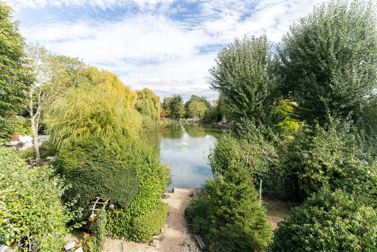 Parkway, Gidea Park, RM2, photo 2