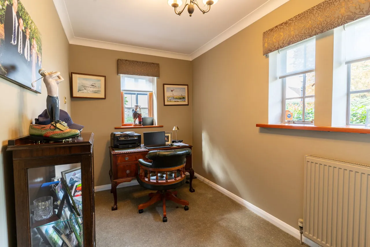 Parkway, Gidea Park, RM2, photo 12