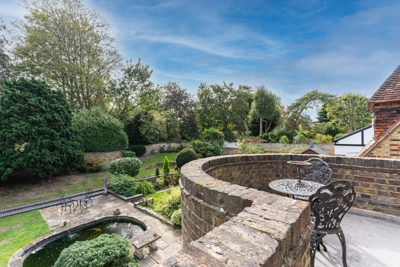 Parkway, Gidea Park, RM2, photo 21