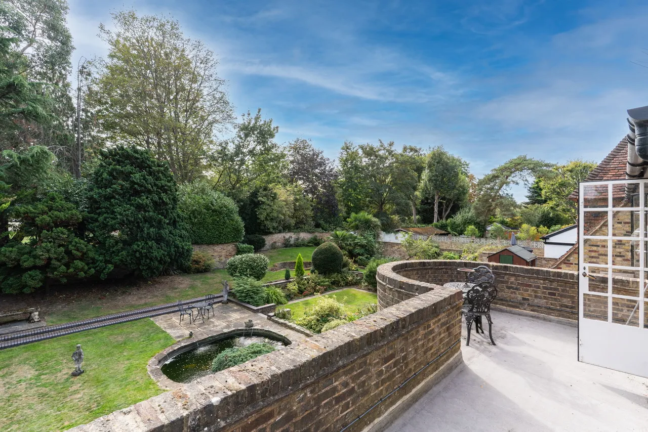 Parkway, Gidea Park, RM2, photo 33