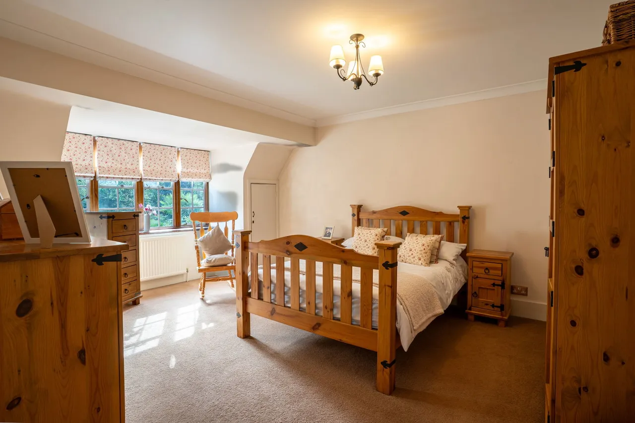 Parkway, Gidea Park, RM2, photo 23