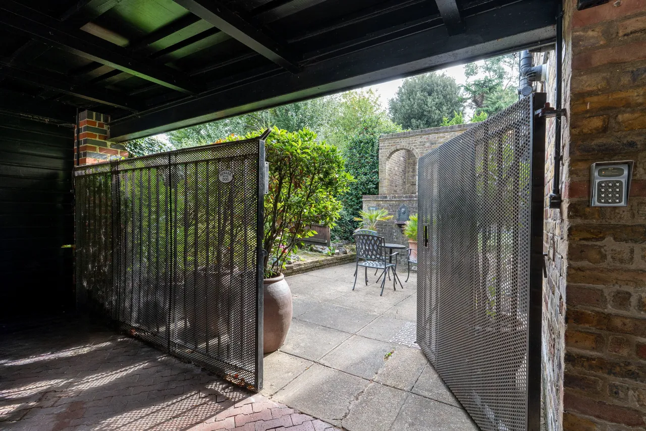Parkway, Gidea Park, RM2, photo 38