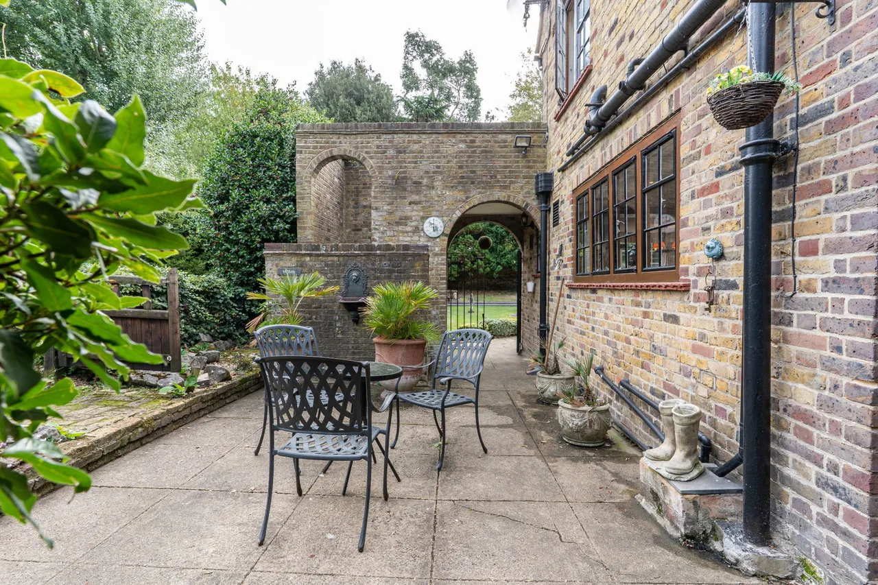 Parkway, Gidea Park, RM2, photo 30