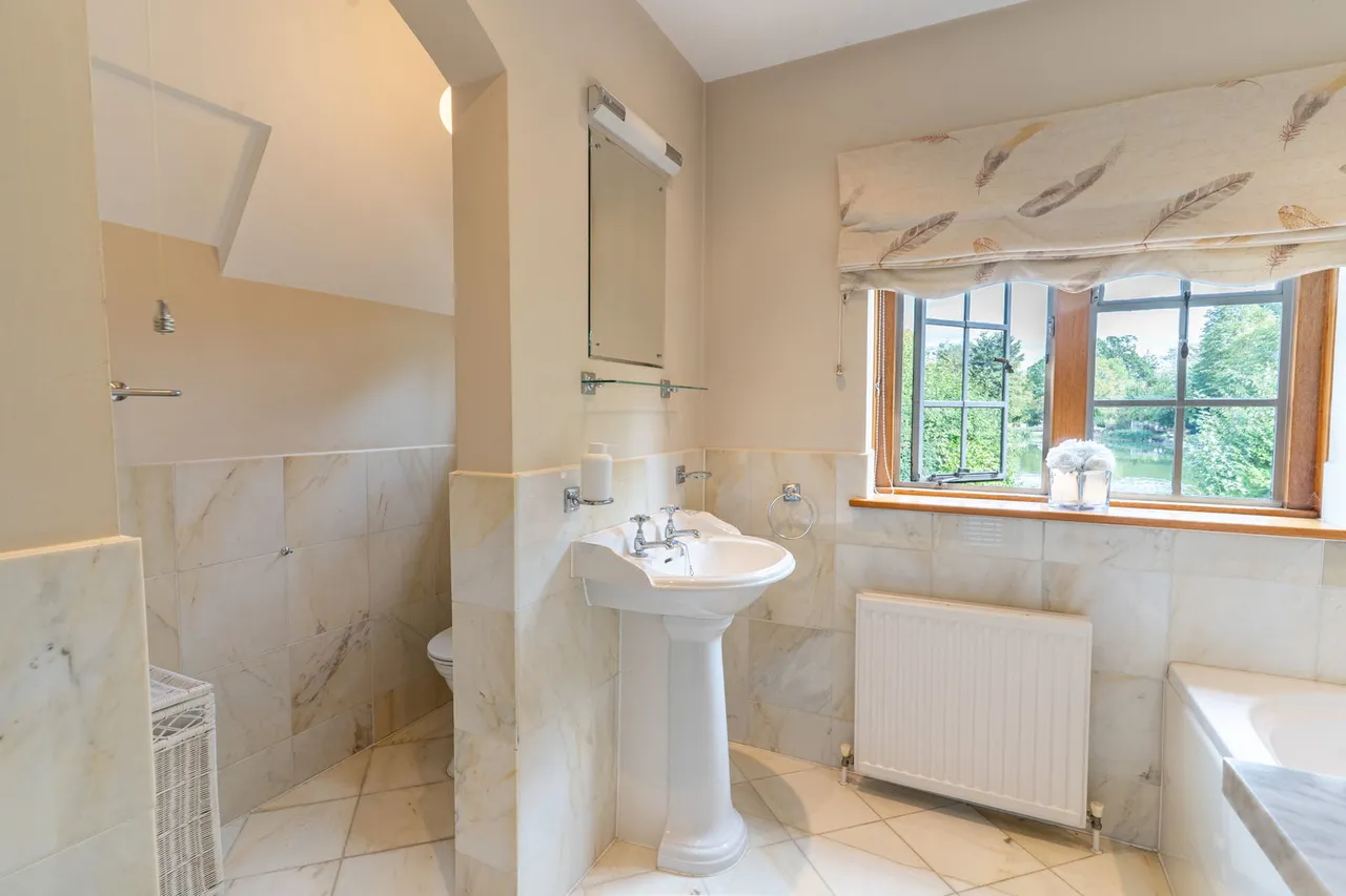 Parkway, Gidea Park, RM2, photo 27