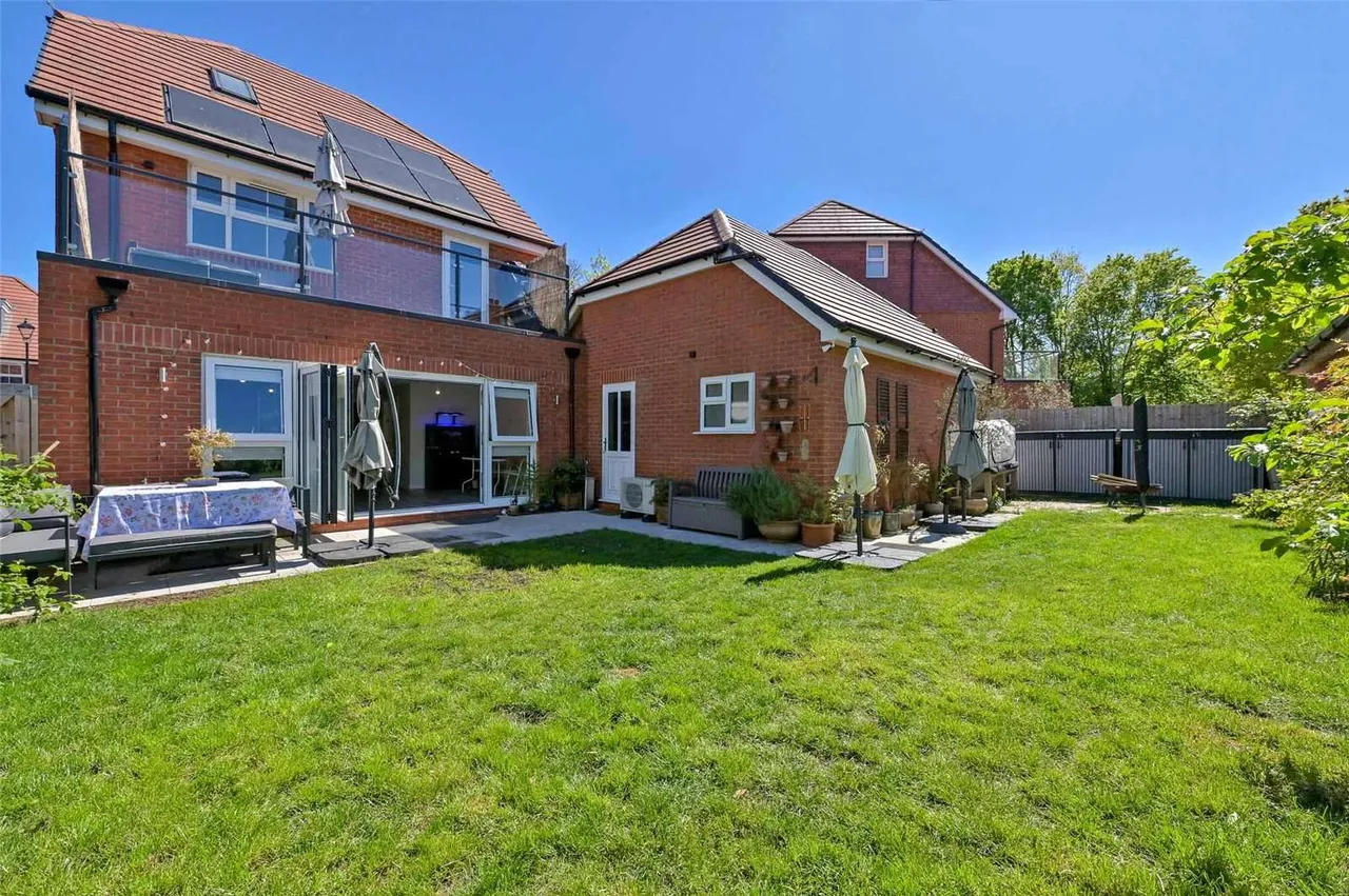 Honeysuckle Close, Windsor, SL4, photo 19