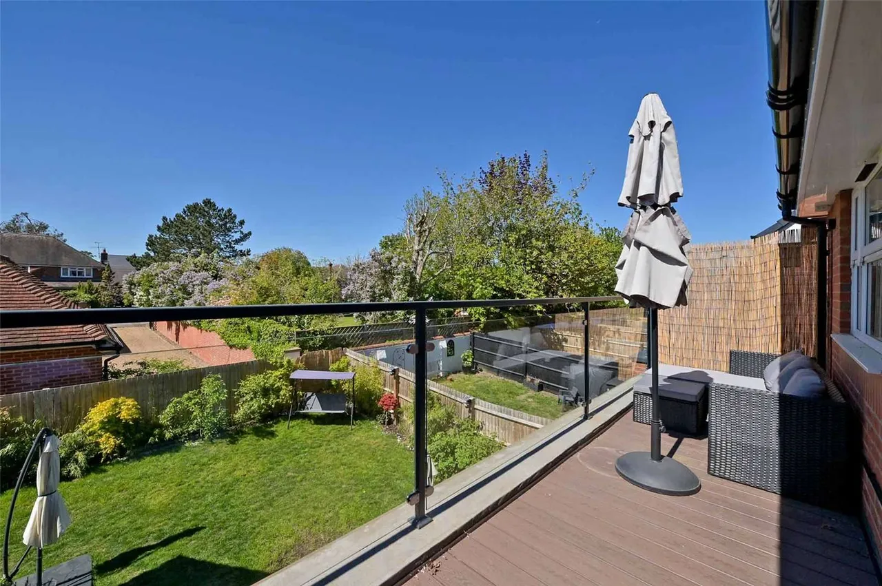 Honeysuckle Close, Windsor, SL4, photo 21