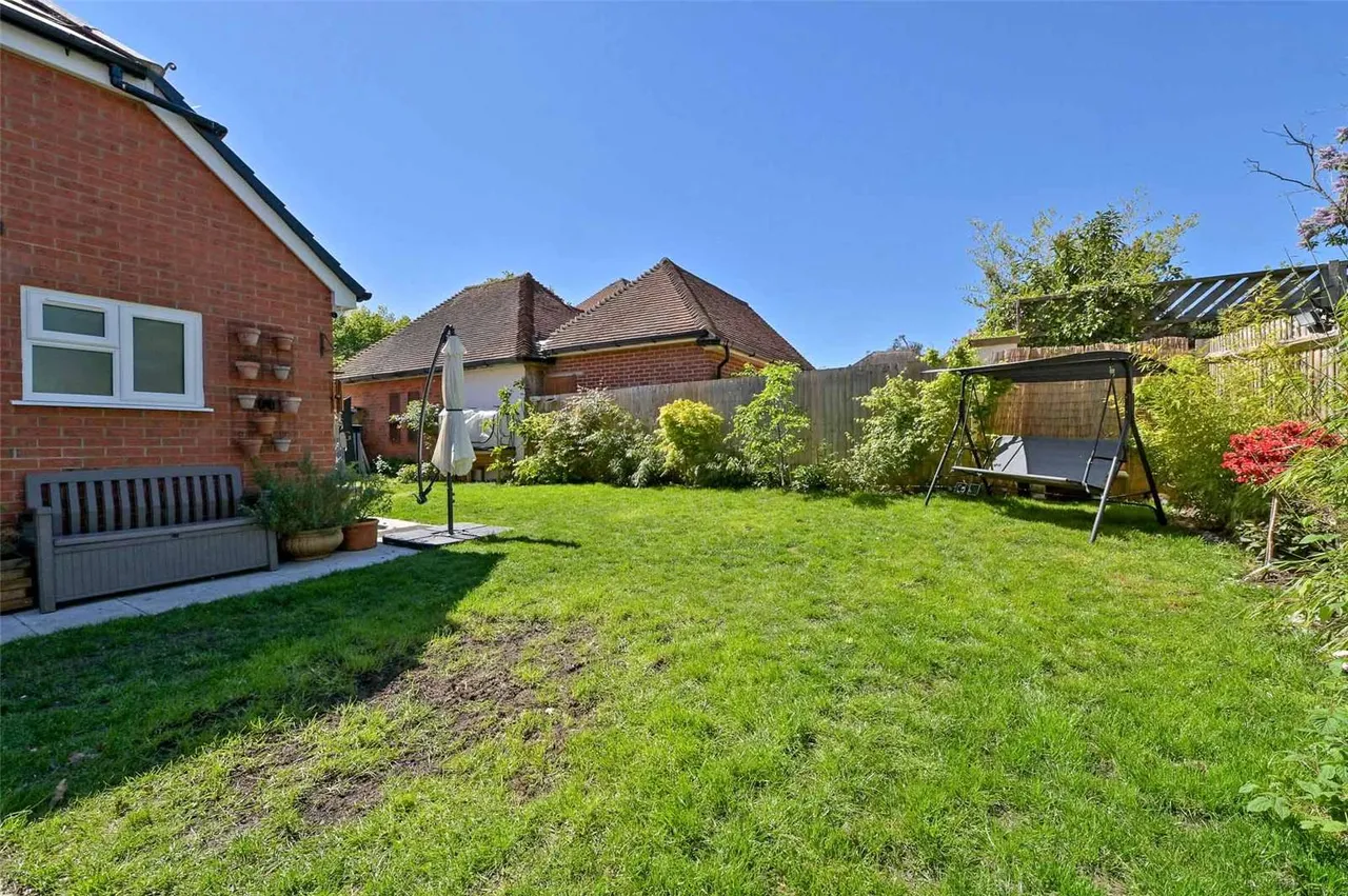 Honeysuckle Close, Windsor, SL4, photo 18