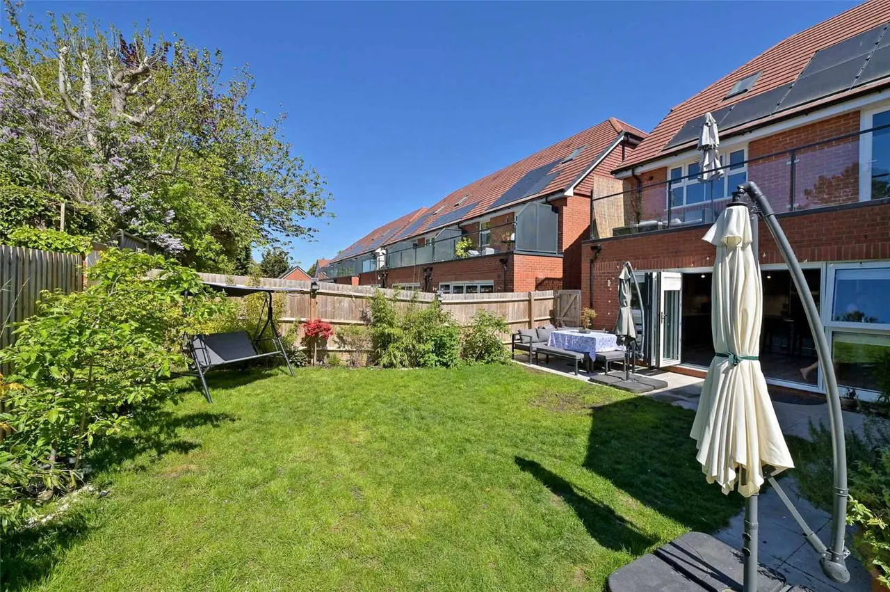 Honeysuckle Close, Windsor, SL4, photo 20