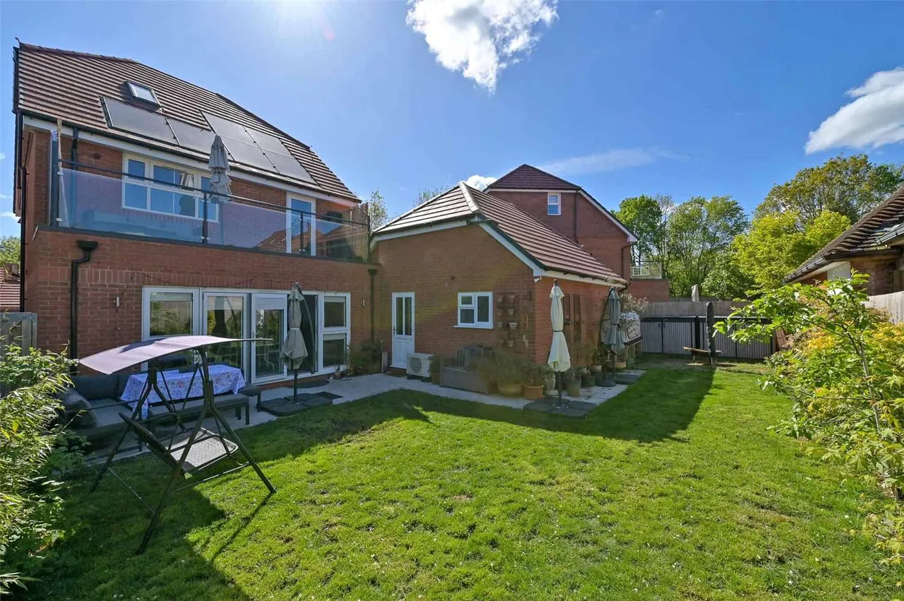 Honeysuckle Close, Windsor, SL4, photo 17